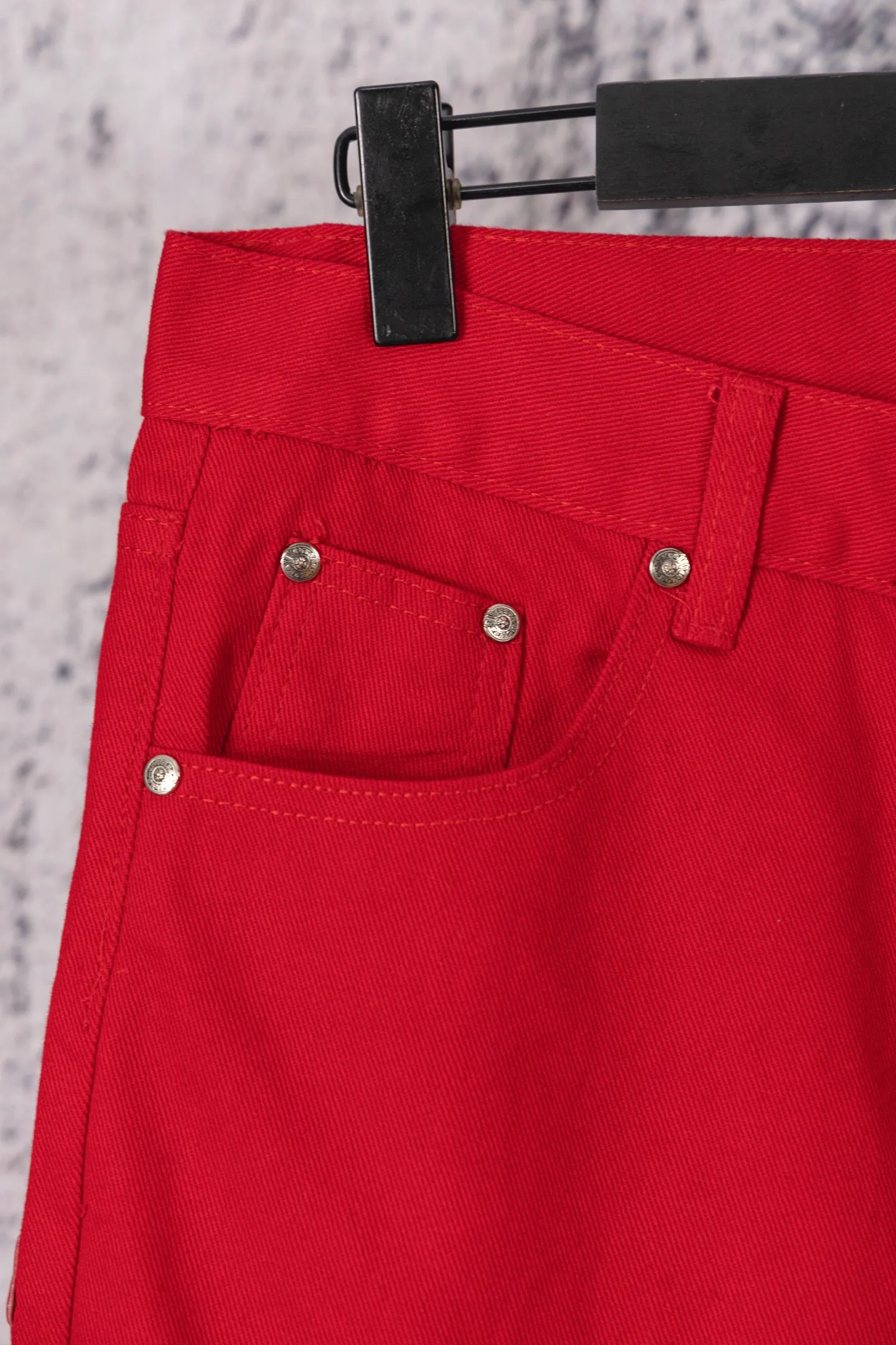 P250 CH Chromehearts Paris-limited red cross-patched leather red jeans, priced at 34W, patched with cross-patterns, washed jeans! ! An absolutely high-end luxury product, a 1.9W-level god-level single product, a super popular product, made by top heavy industry, a magic weapon that cannot be missed! [About Zangyin] This is an extremely luxurious fashion brand that can also be called the aristocracy of the high street. It has always been an exclusive brand for some hipsters or rich second generations. Compared with ordinary high streets, it is more luxurious and noble. Compared with luxury brands, it is more fashionable and individual. It has always been a brand that I have a special liking for. [Top heavy industry fashion design] Consistently high-street luxury style. Speaking of this style, the Zangyin family and GU family are definitely the leading representative brands. Especially the Zangyin family has really achieved a state-of-the-art effect in creating high-street style. The unique washed material is used to create this style. The color system is already quite eye-catching. After it is decorated with patchwork cross flowers, it cleverly highlights the charm of the brand. Secondly, this style uses classic The high-waist cutting design highlights the long legs and fashionable temperament of the upper body. The brand is highly recognizable and the slim fit configuration is more suitable for daily wear. It is a product that interprets personality, fashion, and specifications at a glance. This single product is enough to make any fan excited. It can be a white T-shirt for a youthful college style, or a tight suspender for a royal style. It has strong matching ability and can be easily controlled by men.  [Materials and craftsmanship] Needless to say, this point goes without saying. As an excellent craftsman brand, Zangyin’s requirements for details and craftsmanship are really perfect. The washed color of this model has gone through so many processes, not to mention the embellishment of denim appliques. It is also purely hand-made and sewn. Just like what they believe in, only hand-made things have soul and have the meaning of wear. A top-notch heavy-duty fashionable denim item, I look forward to your perfect interpretation! !  Color: red Size: 28-34